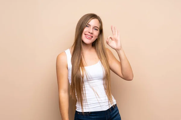 Menina Loira Adolescente Sobre Fundo Isolado Mostrando Sinal Com Dedos — Fotografia de Stock