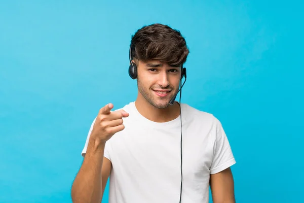 Jovem Bonito Homem Sobre Isolado Fundo Azul Apontando Para Frente — Fotografia de Stock