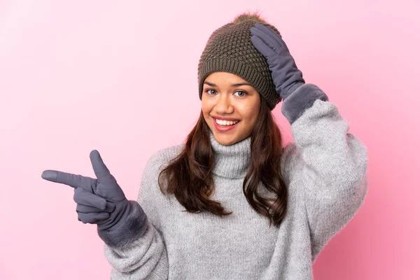 Ung Colombiansk Flicka Med Vinter Hatt Över Isolerad Rosa Vägg — Stockfoto