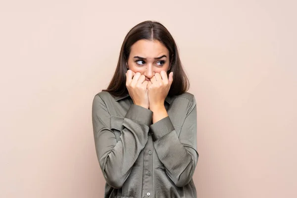 Junges Mädchen Vor Isoliertem Hintergrund Nervös Und Verängstigt — Stockfoto