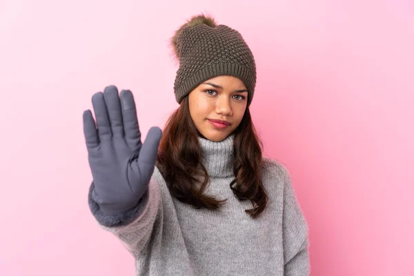 Ung Colombiansk Flicka Med Vinter Hatt Över Isolerade Rosa Vägg — Stockfoto