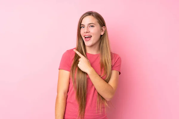 Adolescente Bionda Ragazza Isolato Rosa Sfondo Puntando Dito Verso Lato — Foto Stock