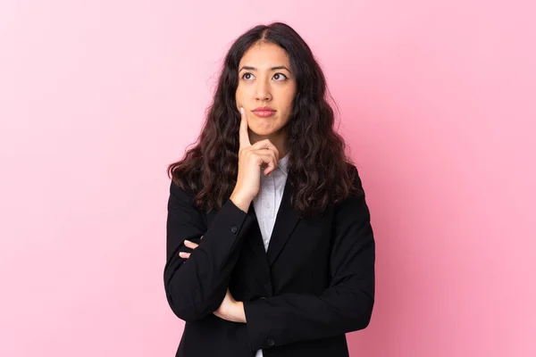 Mujer Negocios Raza Mixta Sobre Fondo Rosa Aislado Pensando Una —  Fotos de Stock