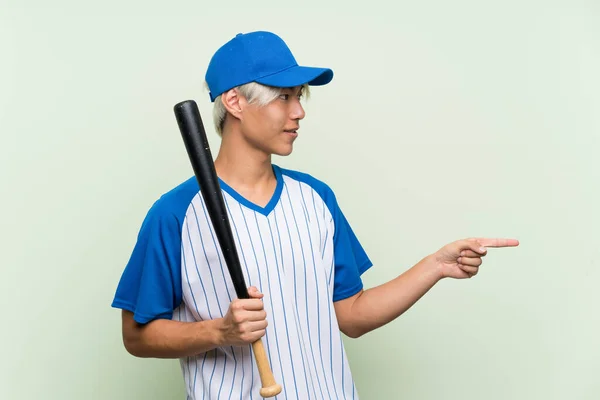 Giovane Uomo Asiatico Che Gioca Baseball Isolato Sfondo Verde Che — Foto Stock