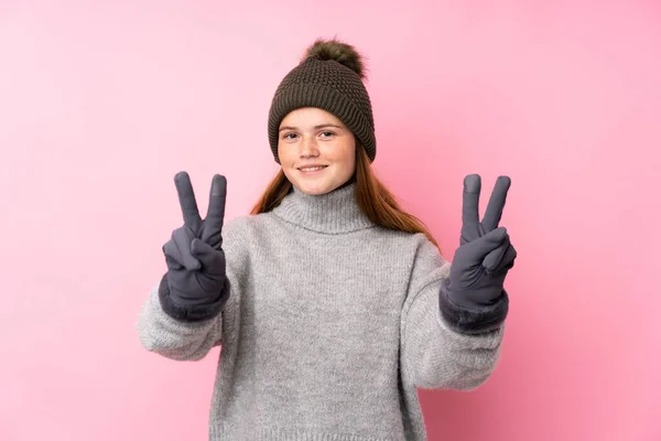 Ukrainisches Teenager Mädchen Mit Wintermütze Über Isoliertem Rosa Hintergrund Lächelt — Stockfoto