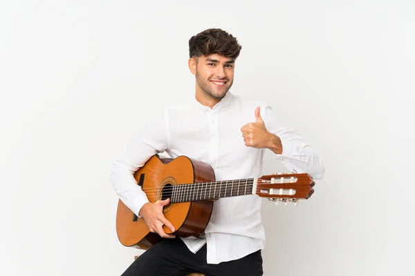 Jonge Knappe Man Met Gitaar Geïsoleerde Witte Achtergrond Met Duimen — Stockfoto