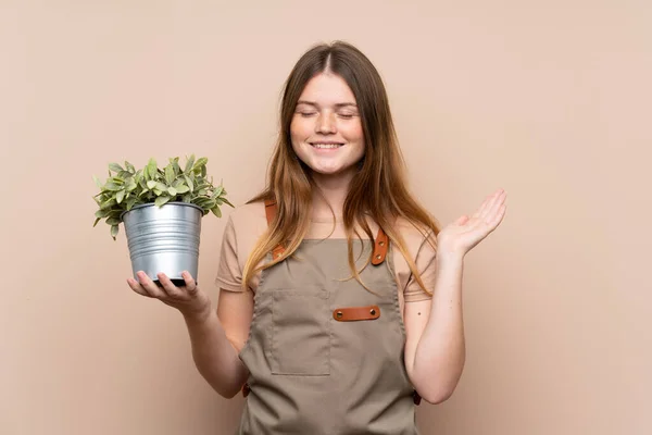 Oekraïense Tiener Tuinier Meisje Met Een Plant Lachen — Stockfoto