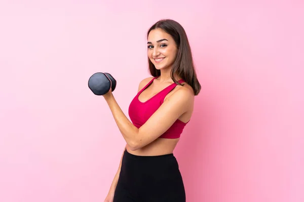 Jong Sport Meisje Geïsoleerde Roze Achtergrond Maken Gewichtheffen — Stockfoto