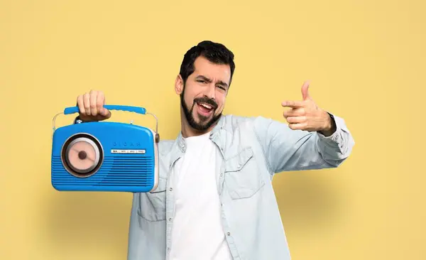 Hombre Guapo Con Barba Sosteniendo Una Radio Sobre Fondo Amarillo —  Fotos de Stock