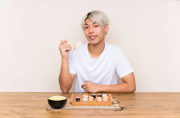 Joven Asiático Hombre Con Sushi Mesa —  Fotos de Stock