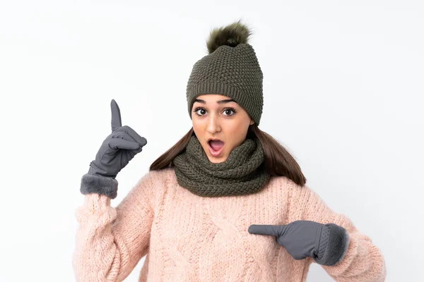 Menina Com Chapéu Inverno Sobre Fundo Branco Isolado Com Expressão — Fotografia de Stock