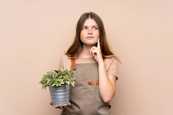Oekraïense Tiener Tuinier Meisje Met Een Plant Denken Een Idee — Stockfoto
