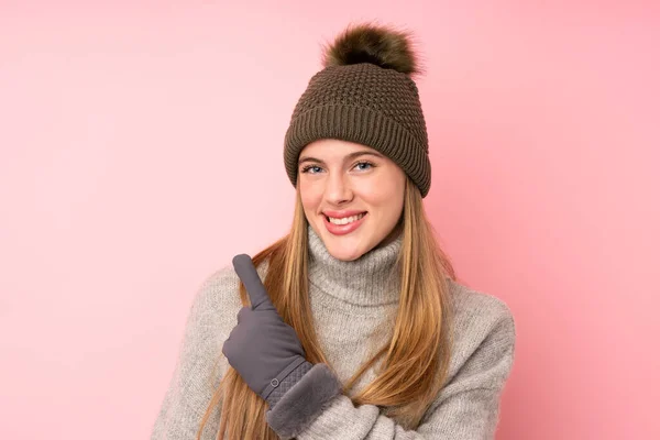 Mladý Teenager Dívka Zimní Klobouk Přes Izolované Růžové Pozadí Ukazující — Stock fotografie