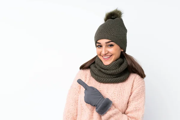 Kışlık Şapkalı Genç Kız Izole Edilmiş Beyaz Arka Planı Var — Stok fotoğraf