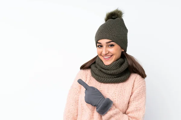 Menina Com Chapéu Inverno Sobre Fundo Branco Isolado Apontando Dedo — Fotografia de Stock