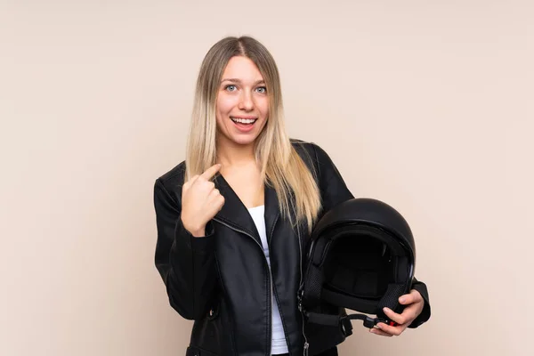 Junge Blonde Frau Mit Motorradhelm Vor Isoliertem Hintergrund Mit Überraschendem — Stockfoto