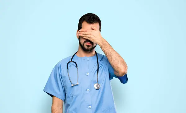 Cirurgião Médico Homem Cobrindo Olhos Pelas Mãos Não Quero Ver — Fotografia de Stock