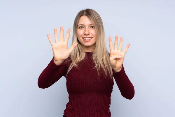 Jonge Blonde Vrouw Geïsoleerde Blauwe Achtergrond Tellen Negen Met Vingers — Stockfoto