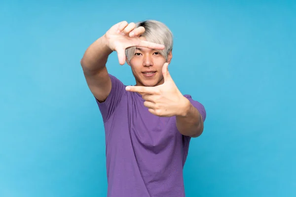 Jovem Asiático Homem Sobre Isolado Azul Fundo Focando Rosto Símbolo — Fotografia de Stock