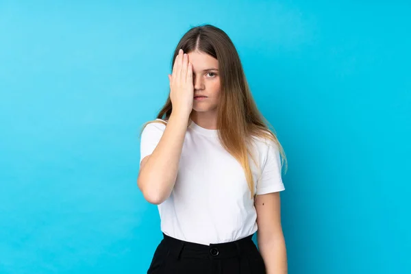 Ucraniano Adolescente Chica Sobre Aislado Azul Fondo Cubriendo Ojo Mano — Foto de Stock