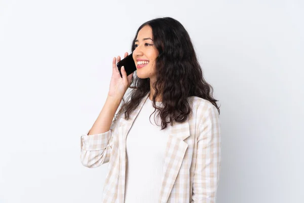 Mujer Raza Mixta Sobre Fondo Blanco Aislado Manteniendo Una Conversación — Foto de Stock