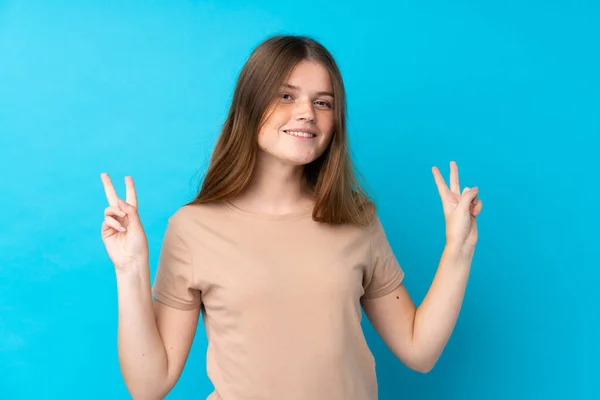 Menina Adolescente Ucraniana Sobre Fundo Azul Isolado Mostrando Sinal Vitória — Fotografia de Stock