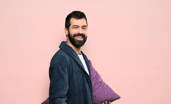 Homem Com Barba Pijama Com Braços Cruzados Olhando Para Frente — Fotografia de Stock