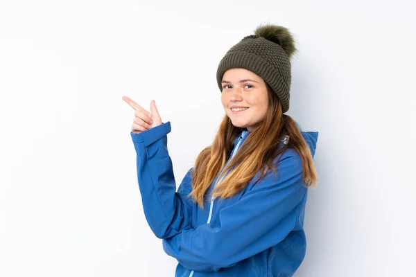 Adolescente Ucraniana Con Sombrero Invierno Sobre Fondo Blanco Aislado Señalando —  Fotos de Stock