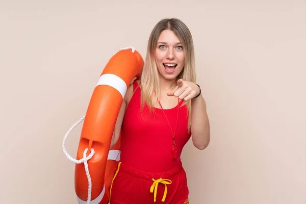 Bagnino Donna Oltre Isolato Sfondo Sorpreso Puntando Anteriore — Foto Stock