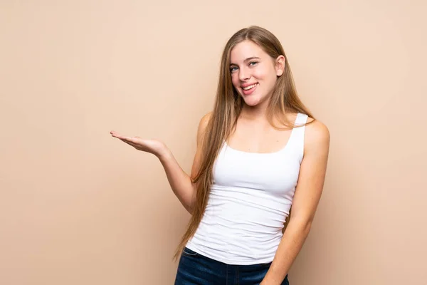 Tiener Blond Meisje Geïsoleerde Achtergrond Presenteren Van Een Idee Terwijl — Stockfoto