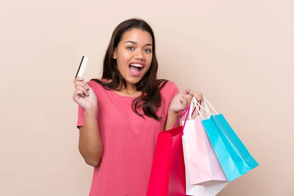 Giovane Ragazza Colombiana Con Shopping Bag Sfondo Isolato Tenendo Borse — Foto Stock