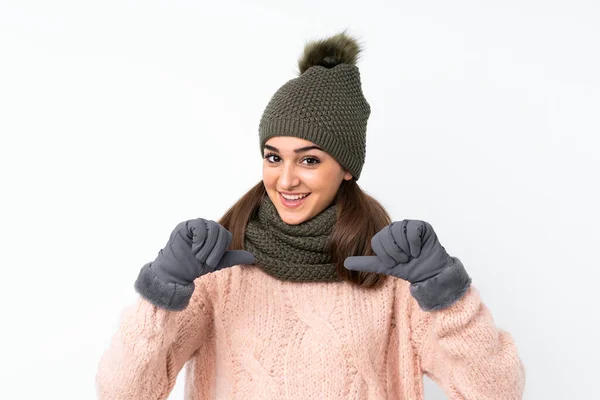 Junges Mädchen Mit Wintermütze Über Isoliertem Weißem Hintergrund Stolz Und — Stockfoto