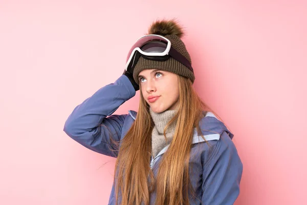 Lyžařka Teenager Dívka Snowboardovými Brýlemi Přes Izolované Růžové Pozadí Pochybnostmi — Stock fotografie