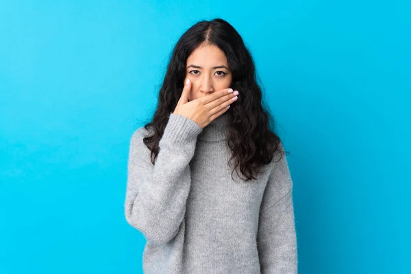 Mujer Española China Sobre Fondo Azul Aislado Cubriendo Boca Con —  Fotos de Stock