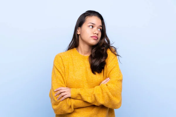 Jong Colombiaans Meisje Met Trui Geïsoleerde Blauwe Achtergrond Maken Twijfels — Stockfoto