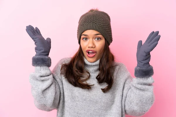 Ung Colombiansk Flicka Med Vinter Hatt Över Isolerad Rosa Vägg — Stockfoto