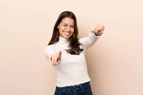 Giovane Ragazza Colombiana Sfondo Isolato Punti Dito Voi Sorridendo — Foto Stock