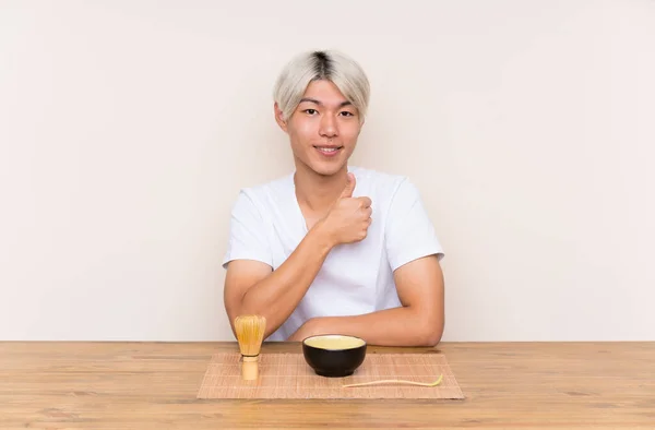 Joven Asiático Hombre Con Matcha Una Mesa Dando Pulgar Hacia — Foto de Stock