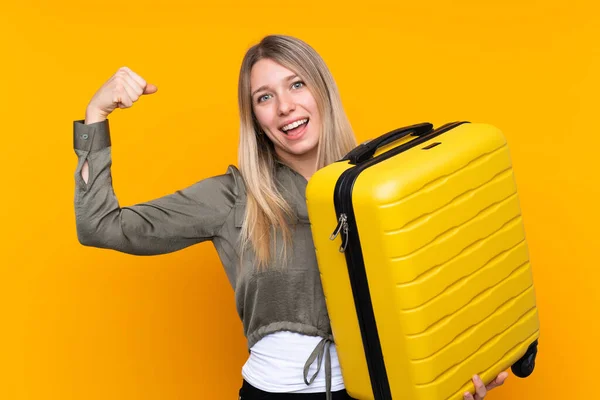 Jovem Loira Sobre Fundo Amarelo Isolado Férias Com Mala Viagem — Fotografia de Stock