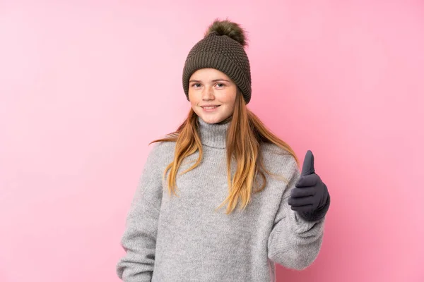 Adolescente Ucraniana Con Sombrero Invierno Sobre Fondo Rosa Aislado Apretón —  Fotos de Stock