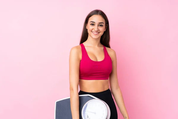 Ung Sport Flicka Över Isolerad Rosa Bakgrund Med Vägningsmaskin — Stockfoto