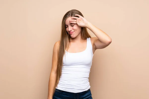 Adolescente Rubia Chica Sobre Aislado Fondo Con Cansado Enfermo Expresión —  Fotos de Stock