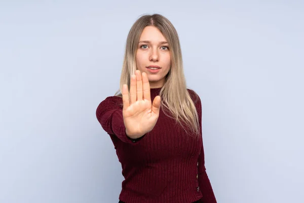 若いですブロンド女性上の隔離された青背景作りストップジェスチャー — ストック写真