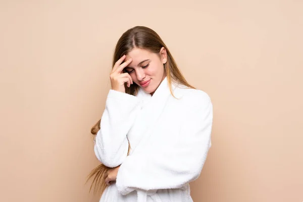 Teenager Mädchen Bademantel Über Isoliertem Hintergrund Lacht — Stockfoto