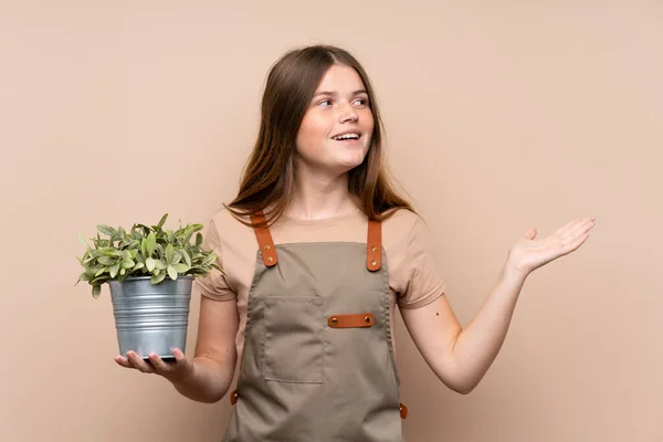 Oekraïense Tiener Tuinier Meisje Met Een Plant Met Verrassing Gezichtsuitdrukking — Stockfoto