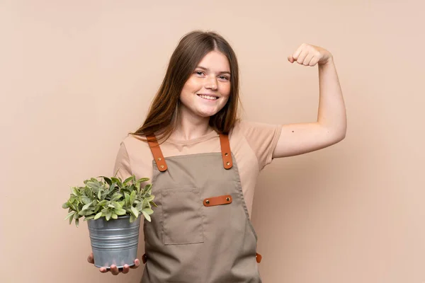 Oekraïense Tiener Tuinier Meisje Met Een Plant Vieren Van Een — Stockfoto