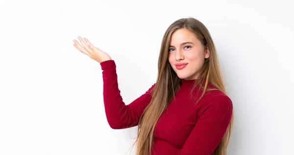 Teenager Blondýny Dívka Přes Izolované Bílé Pozadí Natahuje Ruce Stranu — Stock fotografie