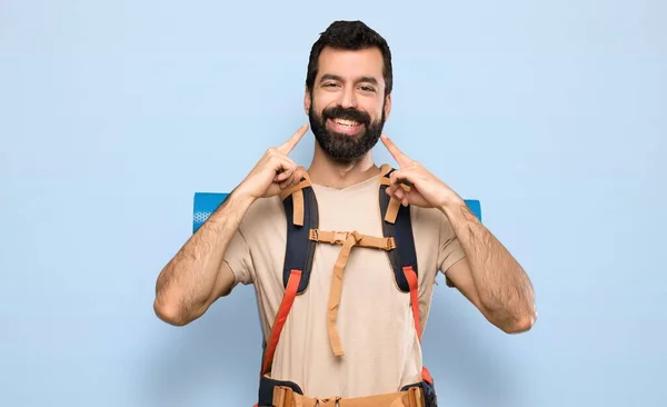Uomo Escursionista Sorridente Con Una Felice Piacevole Espressione Sfondo Blu — Foto Stock