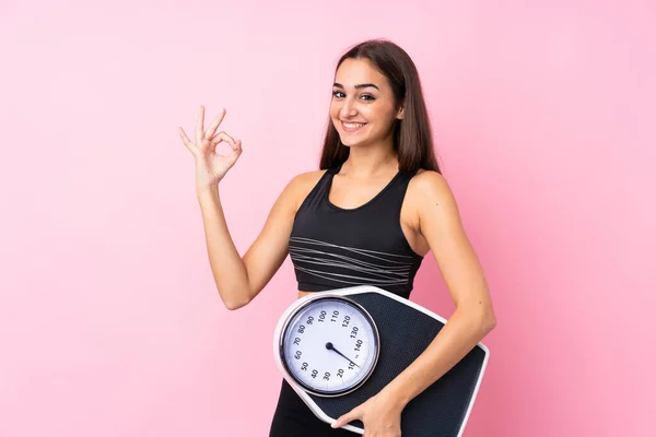 Chica Bastante Joven Con Máquina Pesaje Sobre Fondo Rosa Aislado — Foto de Stock