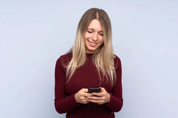 Junge Blonde Frau Über Isoliertem Blauem Hintergrund Sendet Eine Nachricht — Stockfoto